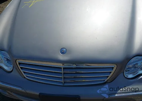 2005 Mercedes-Benz C 240 Luxury 4Matic z USA, uszkodzony, nr VIN WDBRF81J35F682497